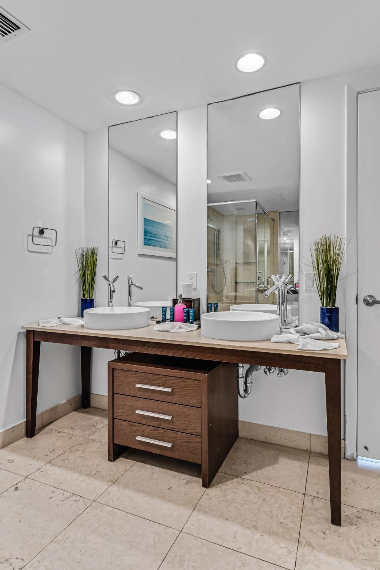 Luxurious Condo At Icon With Views Miami Buitenkant foto