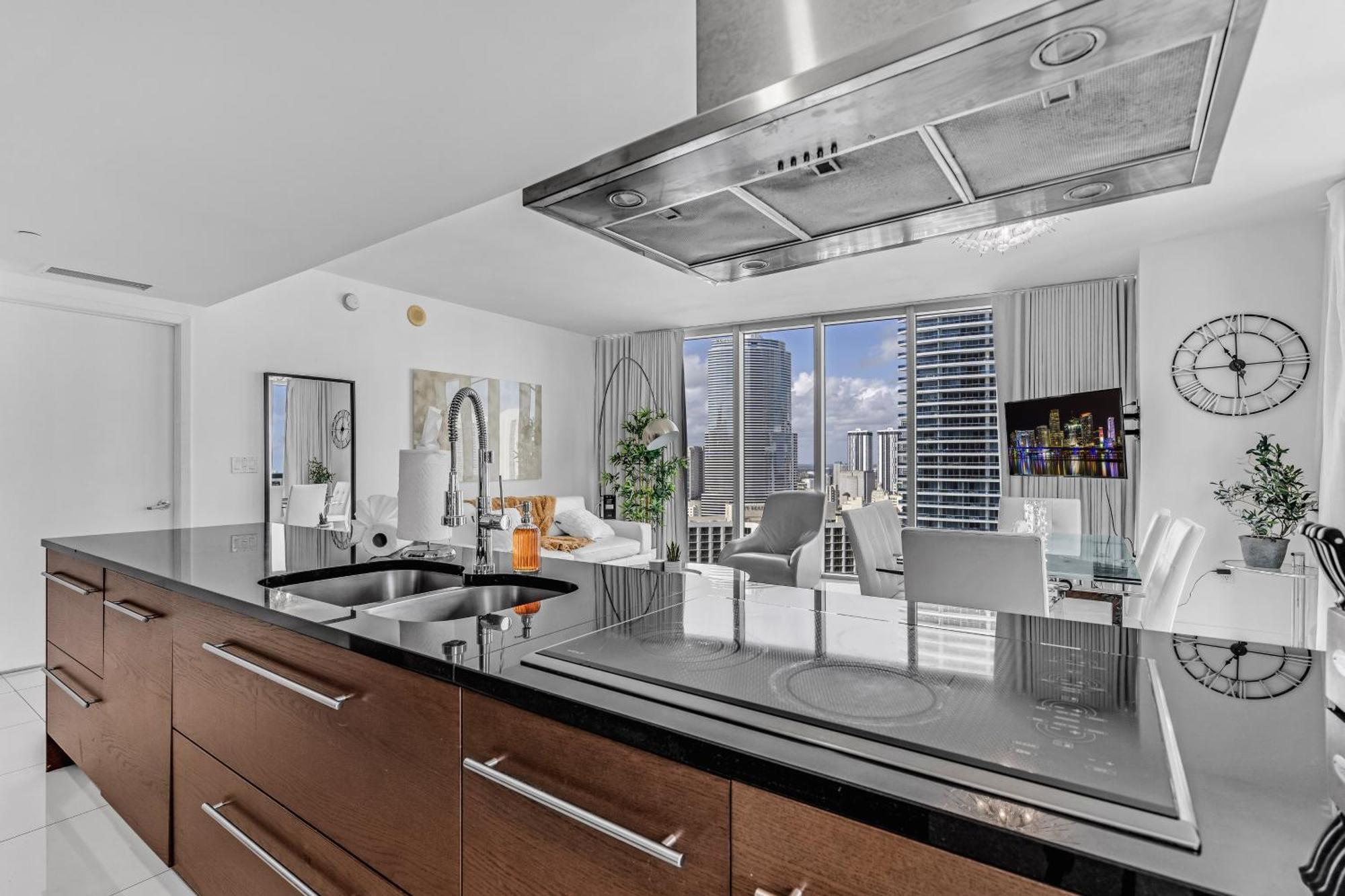 Luxurious Condo At Icon With Views Miami Buitenkant foto