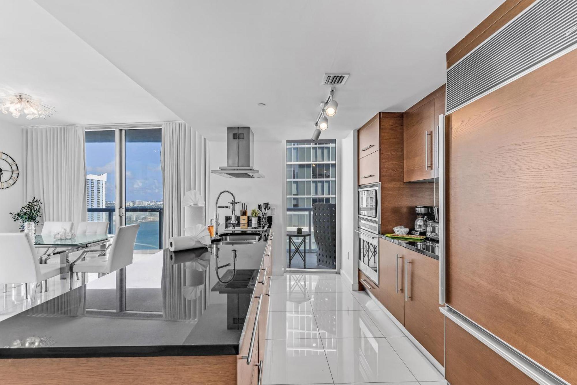 Luxurious Condo At Icon With Views Miami Buitenkant foto